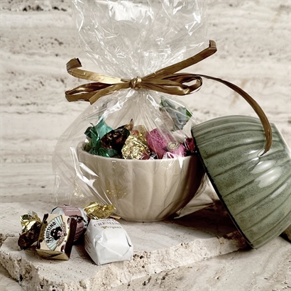 Bloomingville ensfarvet keramikskål med 200 gram luksus chokoladeblanding.
